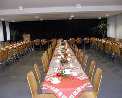 Eingedeckte Tische großer Saal